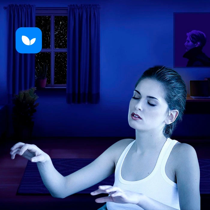 Девушка лунатит в своей комнате
